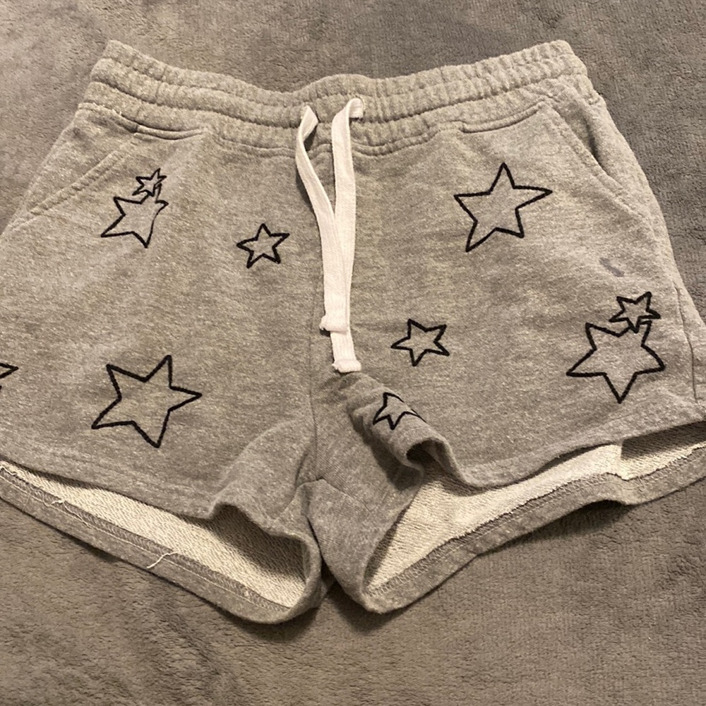 super cute gray star shorts
